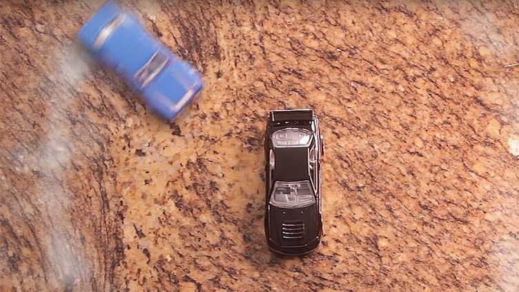 Игрушечные Ford и Nissan устроили дрифт-битву на кухне Игрушечные Ford и Nissan устроили дрифт-битву на кухне