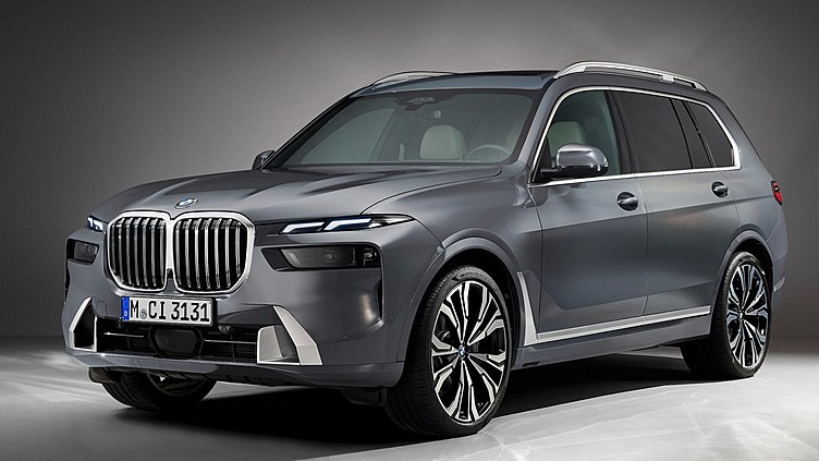 Представлен обновленный BMW X7 с двухъярусной оптикой