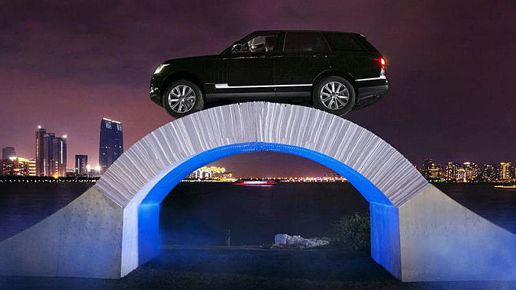 Range Rover проехал по мосту из листов бумаги Range Rover проехал по мосту из листов бумаги