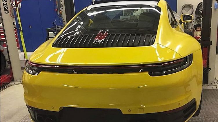 Появилась первая фотографии нового Porsche 911 без камуфляжа Появилась первая фотографии нового Porsche 911 без камуфляжа
