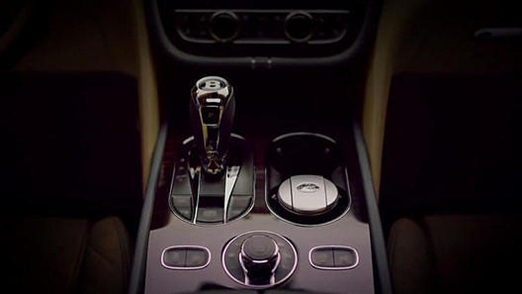 Bentley чуть приоткрыла интерьера своего первого кроссовера Bentley чуть приоткрыла интерьера своего первого кроссовера