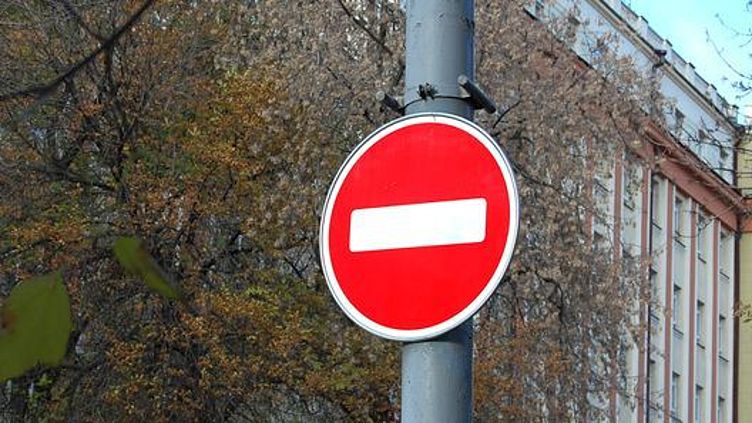 Маленькие дорожные знаки могут быть опасными: Медведева просят вмешаться