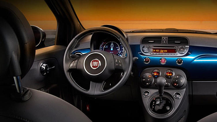 Американскому хэтчу Fiat 500 обновят интерьер