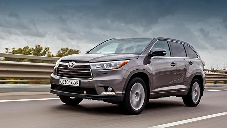 Под отзыв попали почти 800 кроссоверов Toyota Highlander