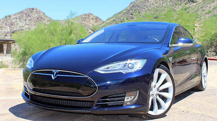 Американец превратил свою Tesla в Американец превратил свою Tesla в