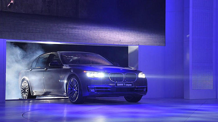 Новая BMW 7 серии станет слабее и мощнее одновременно Новая BMW 7 серии станет слабее и мощнее одновременно
