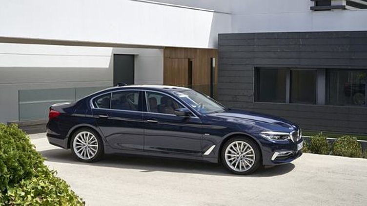 В России вновь подорожают автомобили Mercedes-Benz и BMW В России вновь подорожают автомобили Mercedes-Benz и BMW