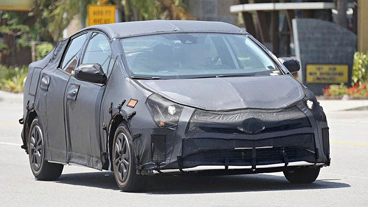 Фотошпионы засняли интерьер нового гибрида Toyota Prius Фотошпионы засняли интерьер нового гибрида Toyota Prius