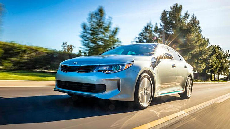 Kia Optima стала подзаряжаемым гибридом Kia Optima стала подзаряжаемым гибридом