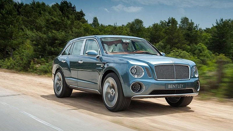 Внедорожник Bentley будет таскать прицеп по размокшему полю