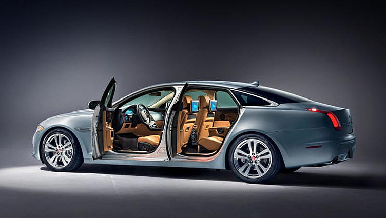 Седан Jaguar XJ стал комфортнее для задних пассажиров Седан Jaguar XJ стал комфортнее для задних пассажиров