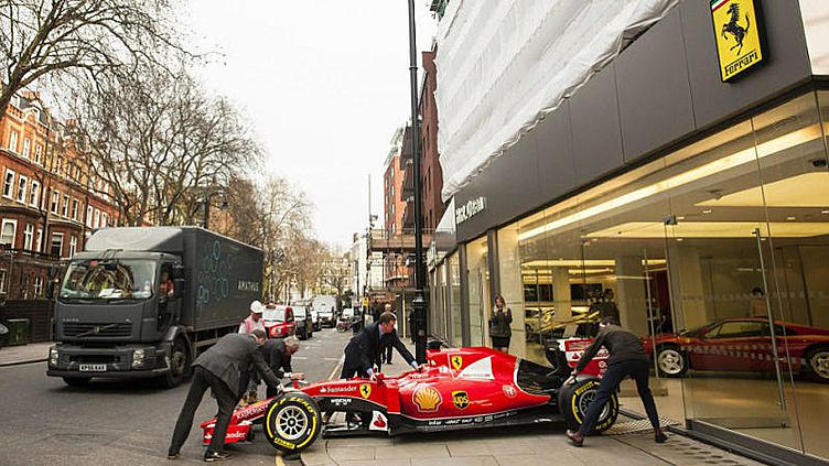 «Лучшему дилеру Ferrari в мире» подарили болид Формулы-1