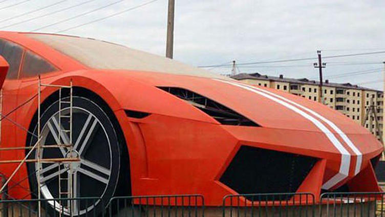Первую в мире статую Lamborghini построили участники футбольного клуба Первую в мире статую Lamborghini построили участники футбольного клуба