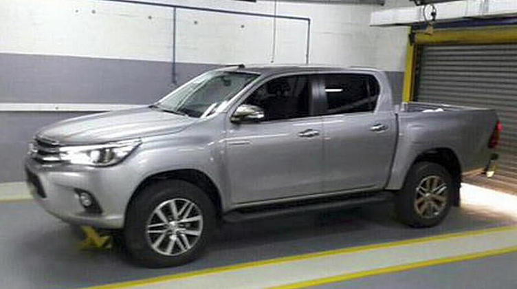 Появились фото салона нового пикапа Toyota Hilux Появились фото салона нового пикапа Toyota Hilux
