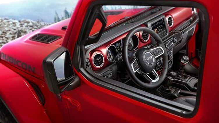 Jeep рассекретил салон нового Wrangler Jeep рассекретил салон нового Wrangler