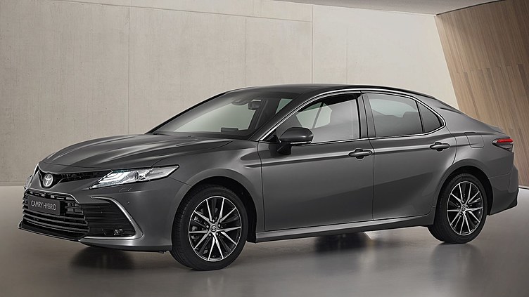 Гибридный седан Toyota Camry для Европы обновился