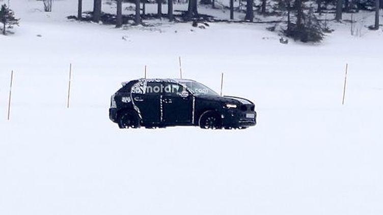 Новейший кроссовер от Volvo впервые попался на испытаниях Новейший кроссовер от Volvo впервые попался на испытаниях