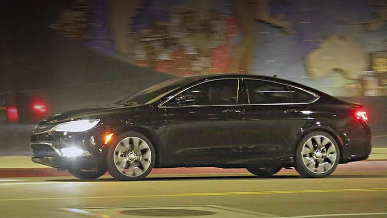 На съёмках клипа засветился новый седан Chrysler 200 На съёмках клипа засветился новый седан Chrysler 200