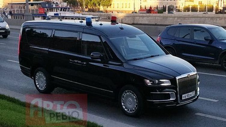 Минивэн Aurus Arsenal уже колесит по улицам Москвы Минивэн Aurus Arsenal уже колесит по улицам Москвы
