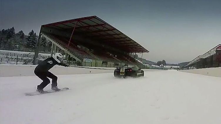 Cноубордист проехался по треку Спа-Франкоршам за Nissan GT-R Cноубордист проехался по треку Спа-Франкоршам за Nissan GT-R