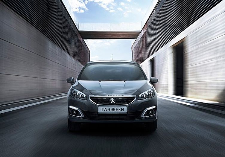 Компания Peugeot привезла в Россию обновленный седан 408 Компания Peugeot привезла в Россию обновленный седан 408