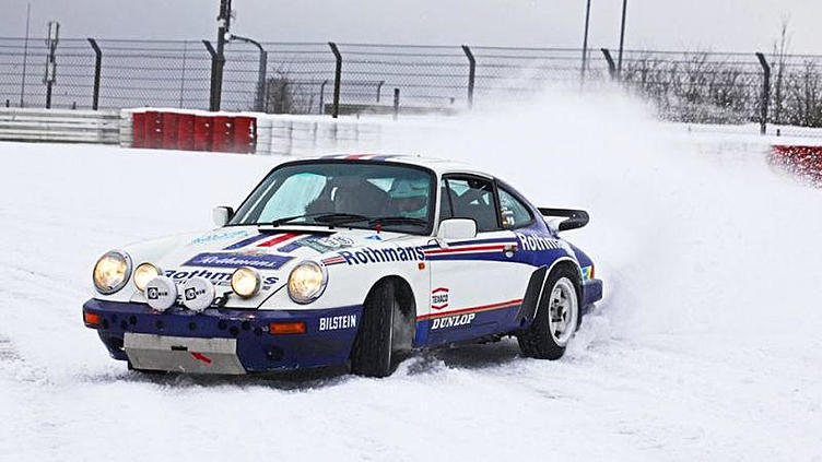 Классический Porsche проехал в дрифте по заснеженному Нюрбургрингу Классический Porsche проехал в дрифте по заснеженному Нюрбургрингу