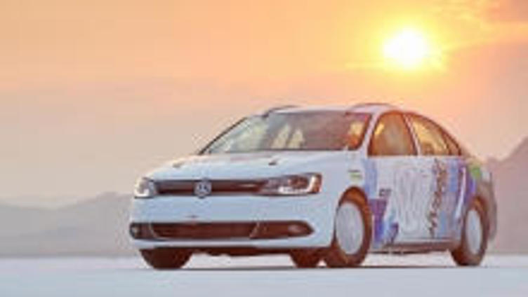 Седан Volkswagen Jetta установил рекорд скорости для гибридов Седан Volkswagen Jetta установил рекорд скорости для гибридов