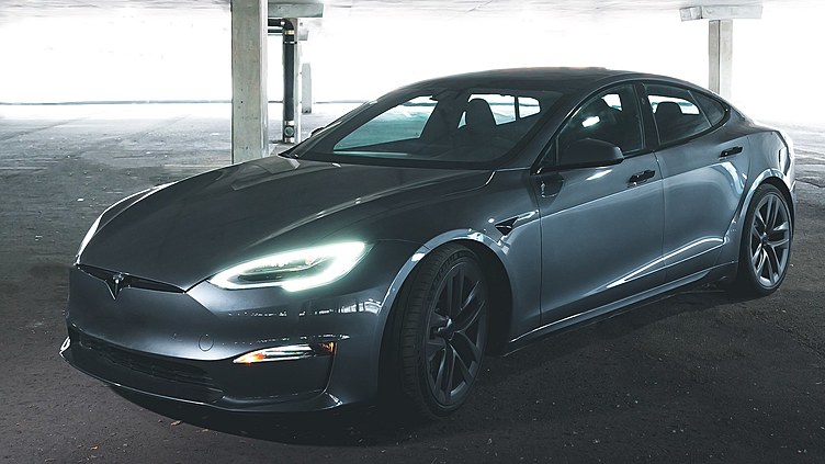 Tesla представила обновленный лифтбек Model S Tesla представила обновленный лифтбек Model S