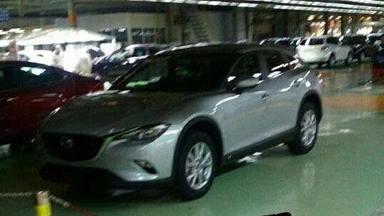 Фотошпионы поймали новый кроссовер Mazda CX-4 без камуфляжа Фотошпионы поймали новый кроссовер Mazda CX-4 без камуфляжа