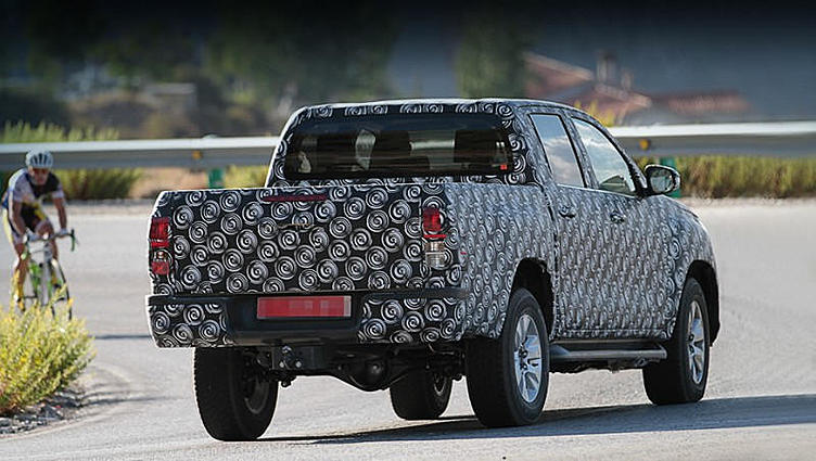 Новый пикап Toyota Hilux впервые попал в объектив Новый пикап Toyota Hilux впервые попал в объектив