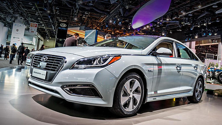 Седан Hyundai Sonata стал подключаемым гибридом Седан Hyundai Sonata стал подключаемым гибридом