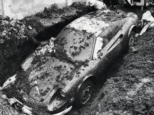 Ferrari Dino 246 GTS могила откапывание сад похороненный