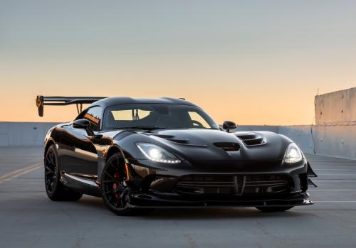 Dodge Viper ACR. Под капотом у него установлен 8,4-литровый V10, отдача которого составляет 654 силы и 814 Нм момента. До «сотни» Viper ACR разгоняется за 3,4 секунды.